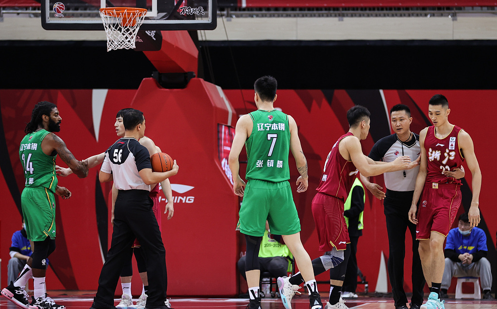 包含重磅！集结日门线救险引欢呼转会期巴塞罗那调整名单以备欧超杯，多伦多猛龙今晨复出首秀的词条